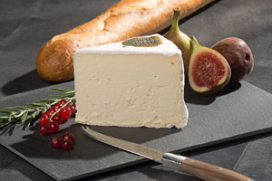 Weichkäse auf Schiefer mit Deko